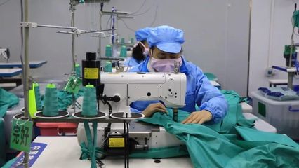 記者探訪防護(hù)用品生產(chǎn)車(chē)間 工人加緊生產(chǎn)保障需求