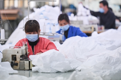 湖北潛江:轉產防護服 助力一線抗疫